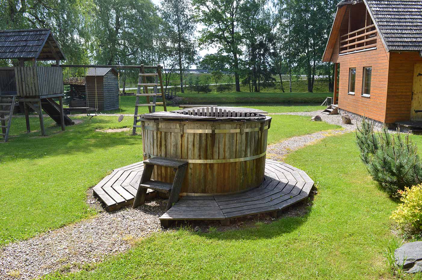 Eglieni teritorija ar ozoliem un kublu